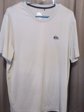 Quiksilver Men’s Light Gray Short Sleeve Crew Tee with Small Logo